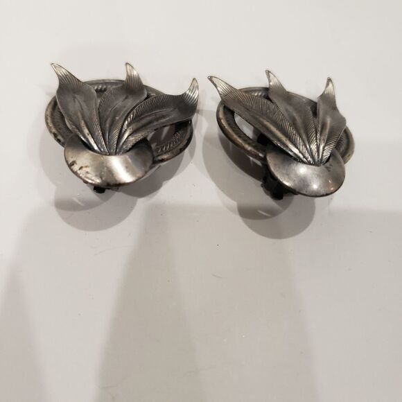 Vintage Antiqued Metal Feather & Ring Clip On Earrings - Picture 4 of 8